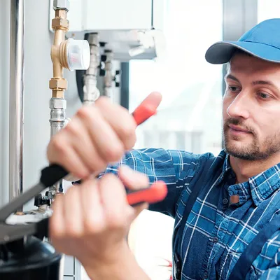 Técnico realizando el mantenimiento de un piso
